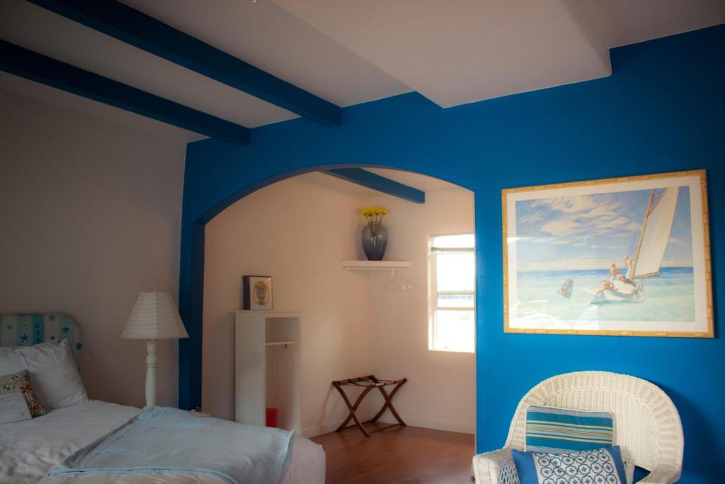 The Islander Inn Woods Bay Room photo